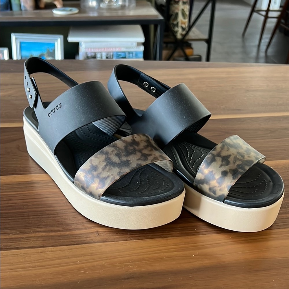 CROCS Black and Tan Platform Sandals with Modern Design